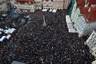 „Dělají si, co chtějí.“ Davy lidí kvůli médiím zaplnily centrum Prahy - Seznam Zprávy